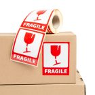 Figyelmeztető csomagcímke 80x100 mm FRAGILE közelről – Mű-Pack